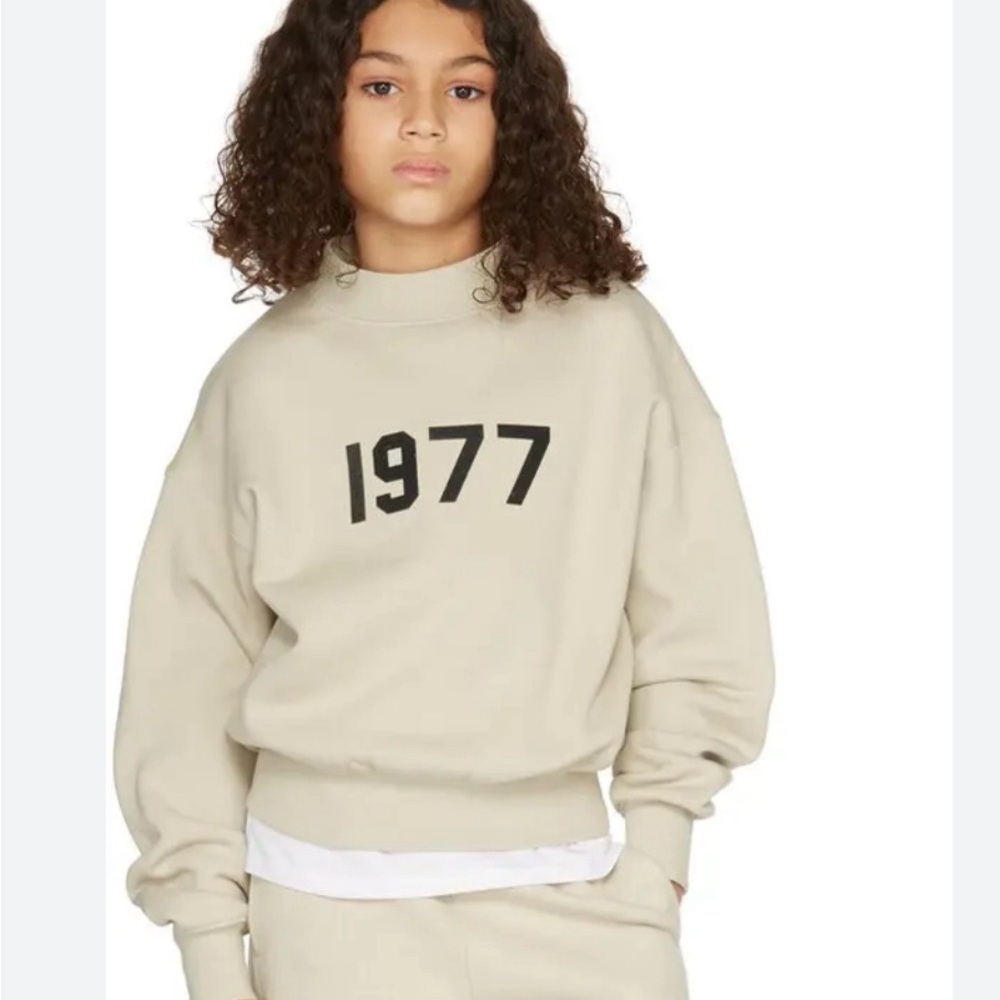 Essentials Kids Cream Sweatshirt with 1977 Design size 8